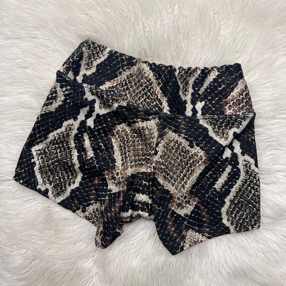 Women’s gym shorts - Picture 2 of 4